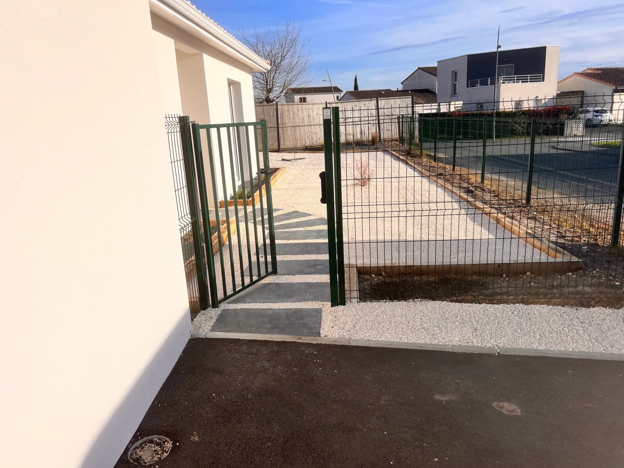 Saint-André-de-Cubzac - Pas japonais et gazon 1